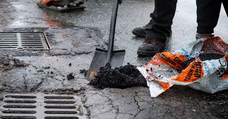 Bardzo dziurawy Lublin. Miasto chce wydać dodatkowe 2 mln zł na łatanie dziur