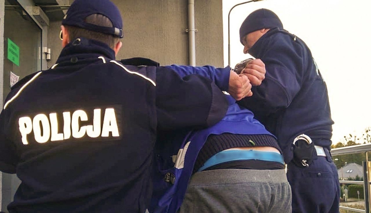 Atak nożownika na ulicy. Cios w szyję przypadkowej osoby