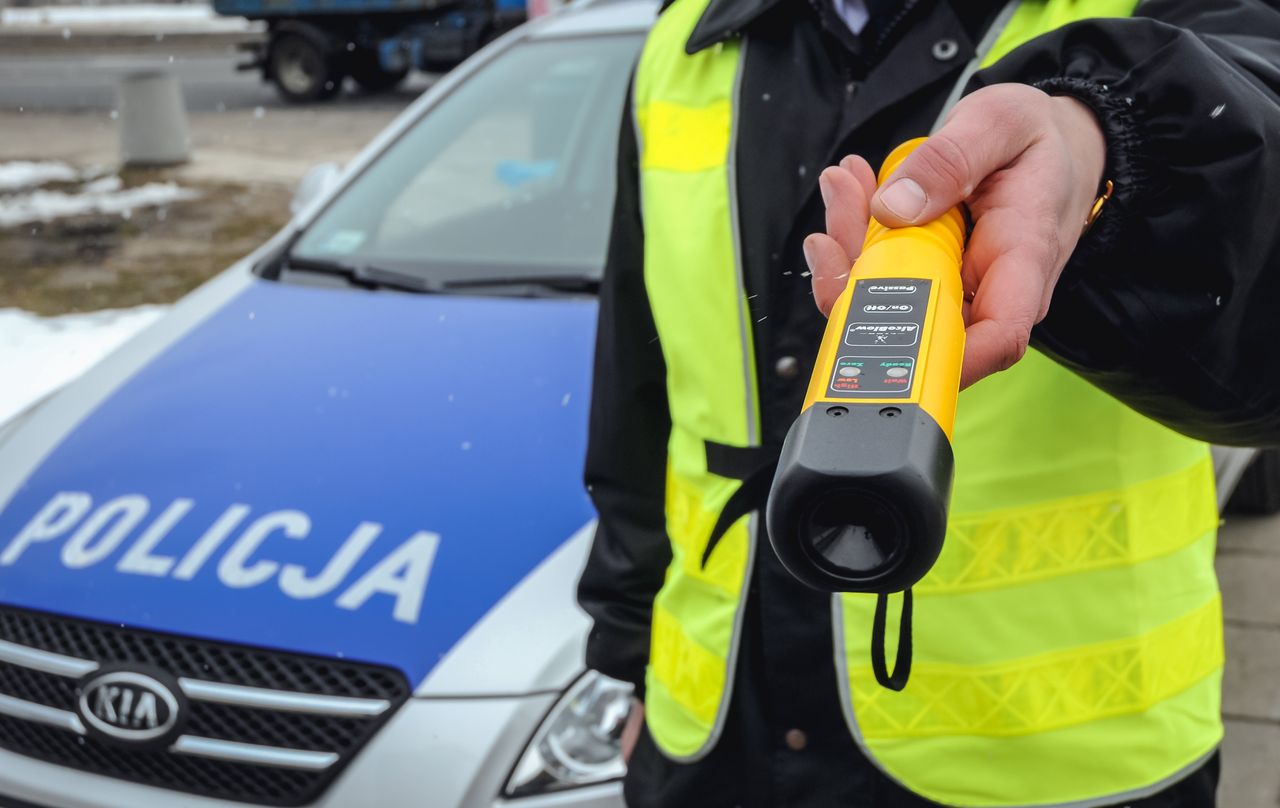 Pajęczno: Jechał wężykiem i chciał przekupić policjantów. Pijany 24-latek trafił do aresztu