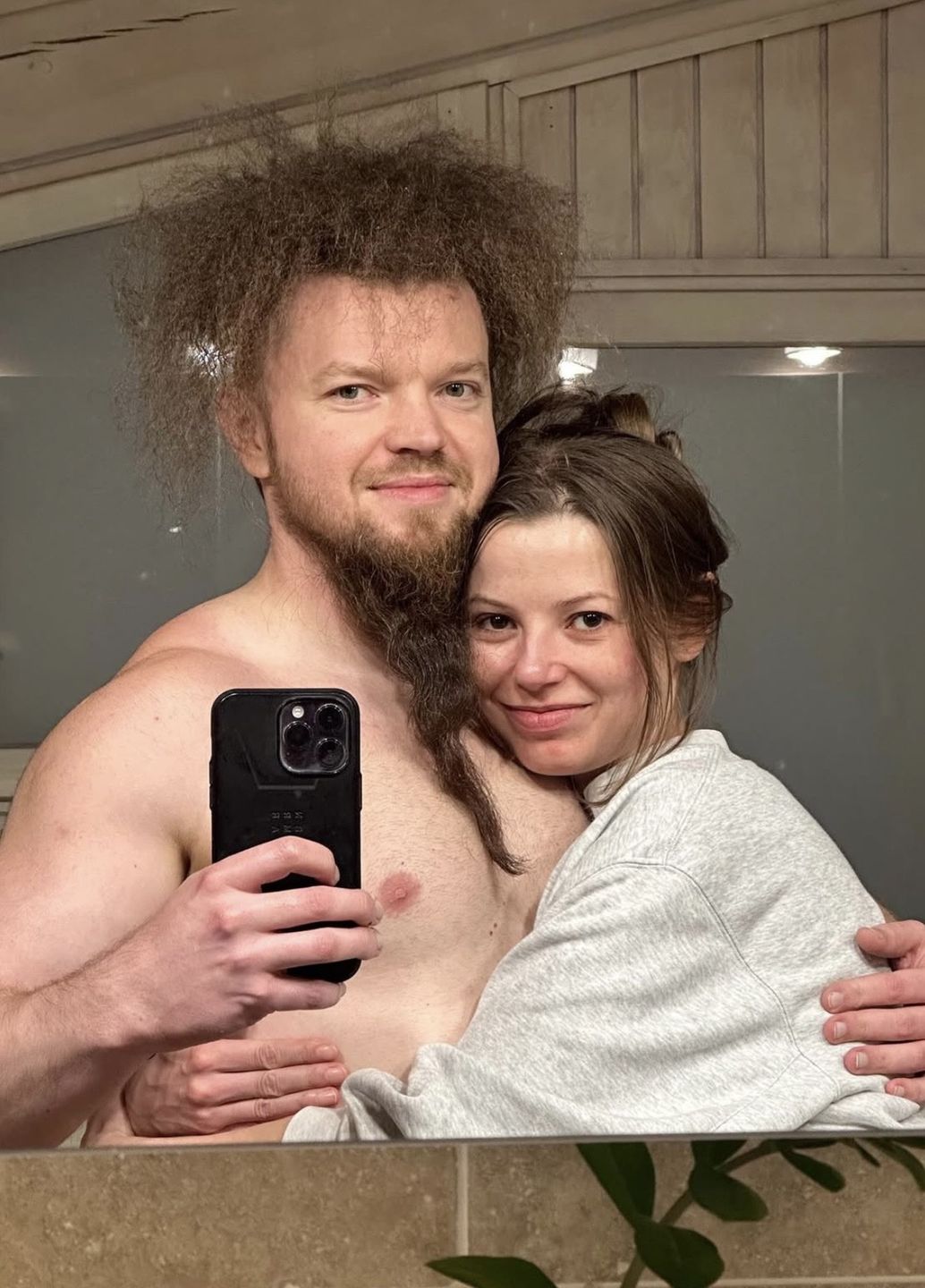 Sylwester Wardęga z ukochaną 