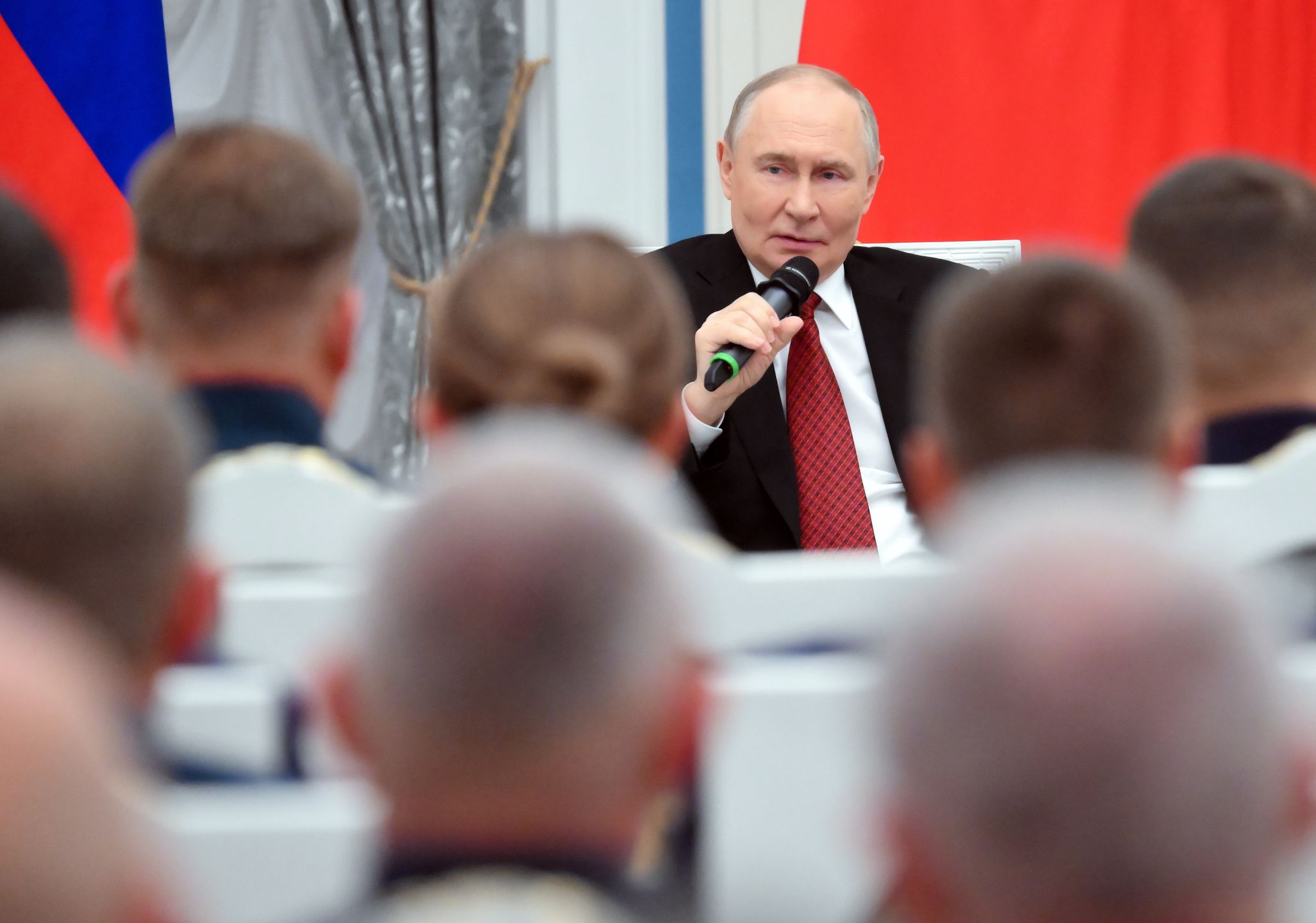 Russian President Vladimir Putin (C) meets with participants in the Time of Heroes educational programme for training veterans of the special military operation to become skilled and competent administrators to fill posts in federal and municipal authorities, at the Kremlin in Moscow, Russia, 12 June 2025. The public holiday is celebrated annually on 12 June, the day the Declaration of State Sovereignty of the Russian Soviet Federative Socialist Republic (RSFSR) was adopted on 12 June 1990. EPA/GRIGORY SYSOEV / SPUTNIK / KREMLIN POOL MANDATORY CREDIT Dostawca: PAP/EPA.