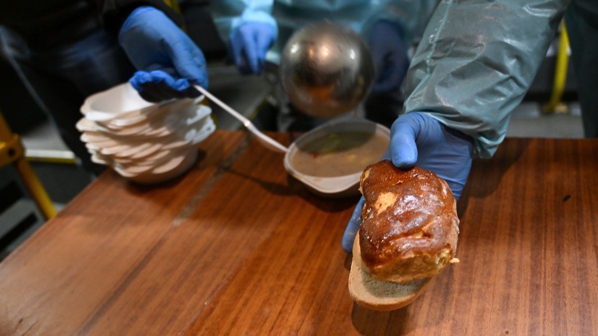 Łódź, 01.12.2023. Posiłek dostarczony przez specjalny autobus z zimową odzieżą i ciepłymi posiłkami dla bezdomnych i potrzebujących w Łodzi, 1 bm. Przedsięwzięcie organizowane przez przez Towarzystwo Pomocy im. św. Brata Alberta przy wsparciu miasta. (jm) PAP/Grzegorz Michałowski