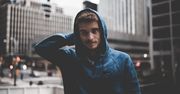 Modna bluza męska: jaki fason wybrać i jak ją nosić w zestawach? Porady stylistki