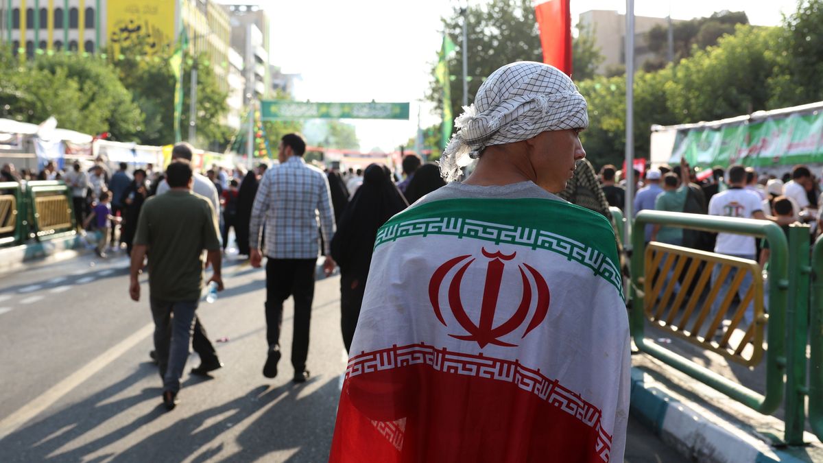Iranians attend an anti-Israel rally in Tehran, Iran, 14 June 2025. Israel launched strikes on Iran's nuclear and military facilities on 13 June, targeting top generals and scientists. In retaliation, Iran launched waves of missiles and drones toward Israel. EPA/ABEDIN TAHERKENAREH Dostawca: PAP/EPA.