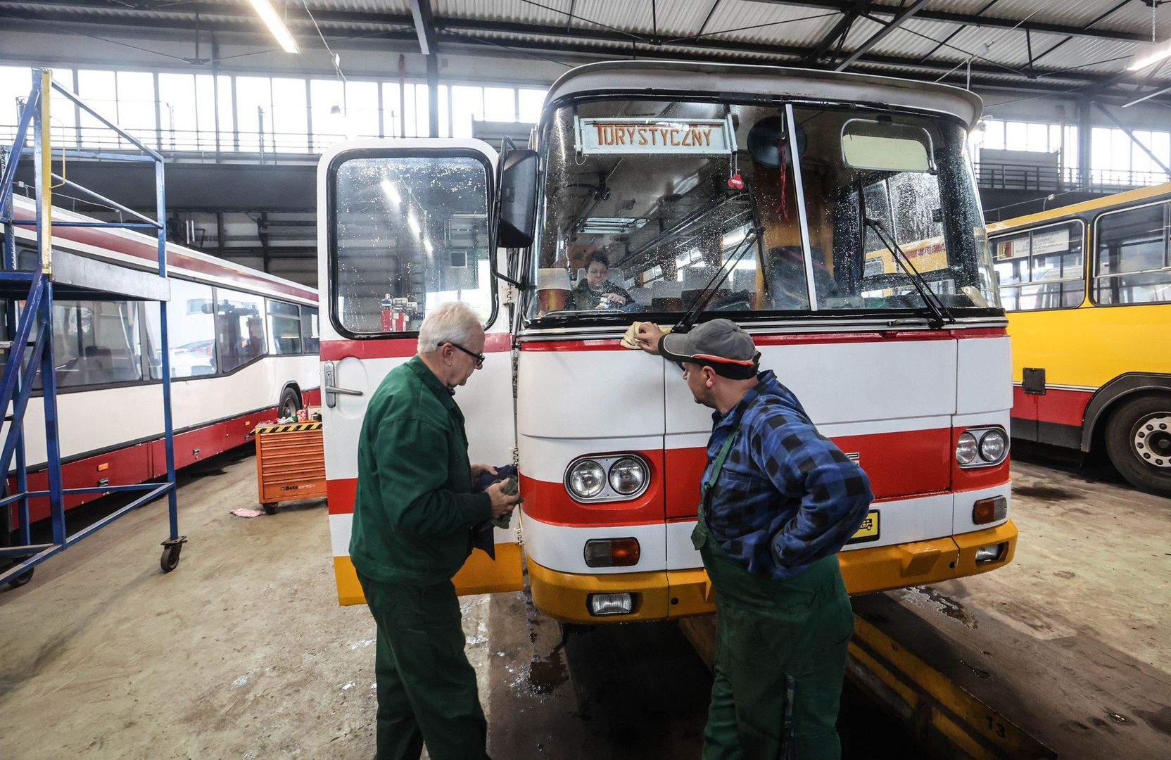 Wielka gratka dla miłośników motoryzacji! Rusza I Zlot Zabytkowych Autobusów w Rzeszowie. Osiem zabytkowych autobusów wyruszy na specjalnie przygotowane linie 81 (kursy na trasie ul. Lubelska – ul. Miłocińska) i 82 (ul. Lubelska – ul. Pienińska). Na trasie pojawią się m.in. Jelcz 272MEX, Jelcz M11, Ikarus 280.26, Autosan H9-35, Autosan H9-21, Mercedes-Benz O405N2. Przejazdy zabytkowymi autobusami będą darmowe. W sobotę zaś o godzinie 15-tej wyruszy wielka parada ulicami Rzeszowa.