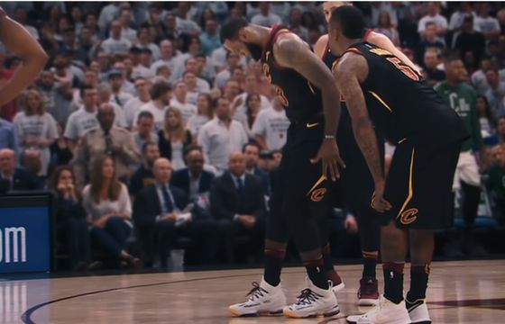 LeBron James, Cristiano Ronaldo, Serena Williams, Tiger Woods, Rafael Nadal w reklamie Nike nawiązującej do koronawirusa
