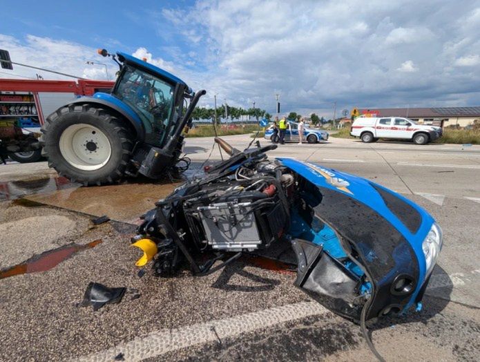 Dramat na drodze. Ciągnik rolniczy rozerwany na pół