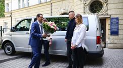 Zobacz, jakie auto premiera podarował rodzicom sześcioraczków. Miejsca nie zabraknie