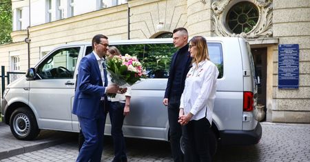 Zobacz, jakie auto premier podarował rodzicom sześcioraczków. Miejsca nie zabraknie