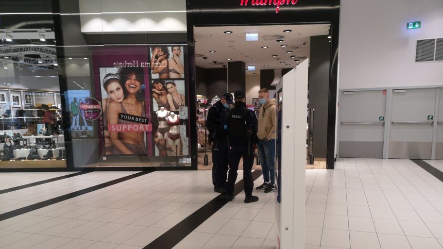 Kontrole maseczek w galerii handlowej Vivo Lublin