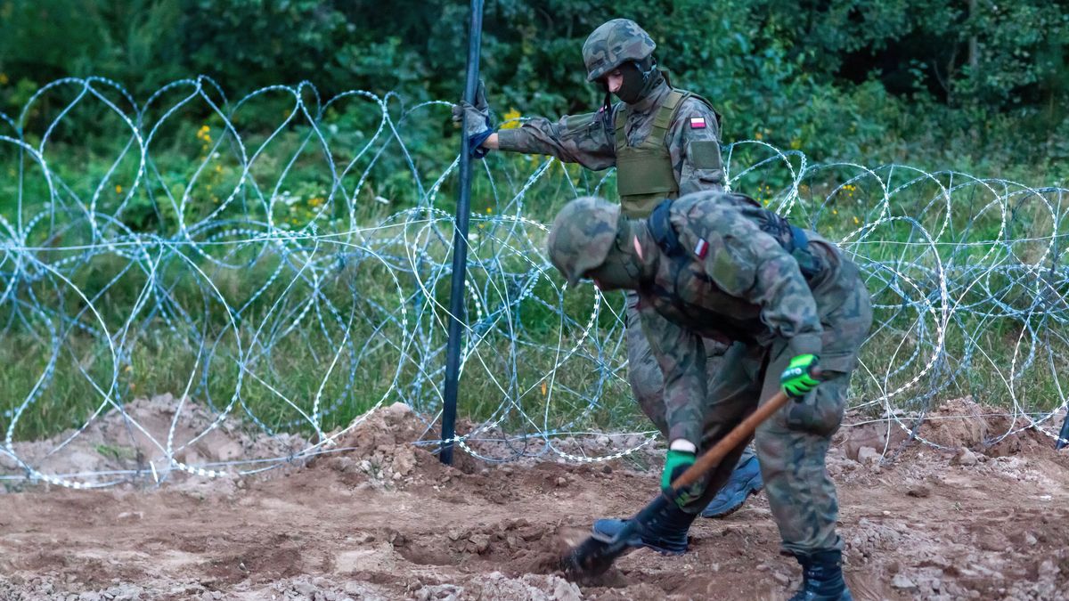 Usnarz Górny. Żołnierze podczas budowy płotu na granicy polsko-białoruskiej