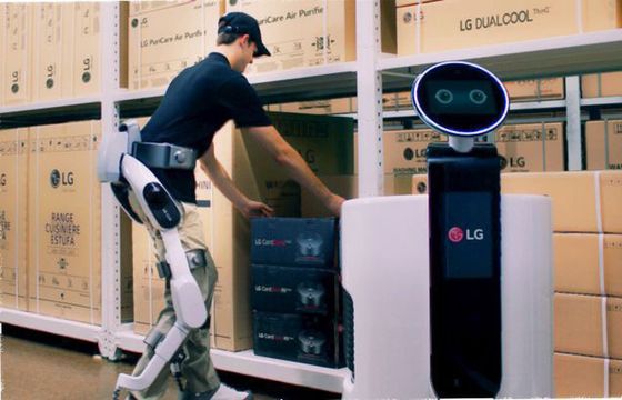 LG prezentuje robota CLOi SuitBot wspomagającego ludzkie ciało
