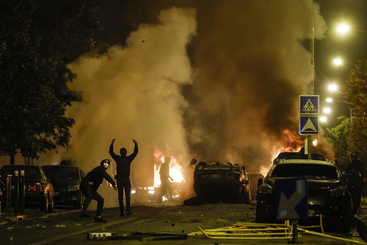 Francja w ogniu. Druga noc zamieszek