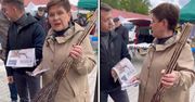 "Wymieciemy". Beata Szydło z miotłą na targu