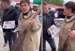 "Wymieciemy". Beata Szydło z miotłą na targu