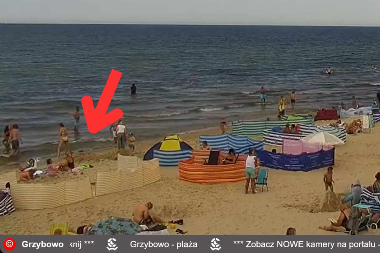 Ujęcie z plaży w Grzybowie. Zobaczcie, jak ustawili parawan