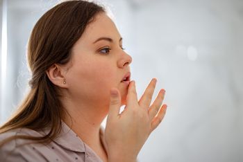 Jak skutecznie nawilżyć suche usta? Wszystko, co warto wiedzieć o pielęgnacji i ochronie warg