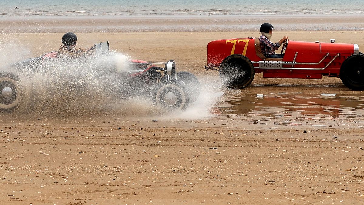 Niezwykły wyścig klasyków w Wielkiej Brytanii. Klimat przypomina filmy fantastyczne 1