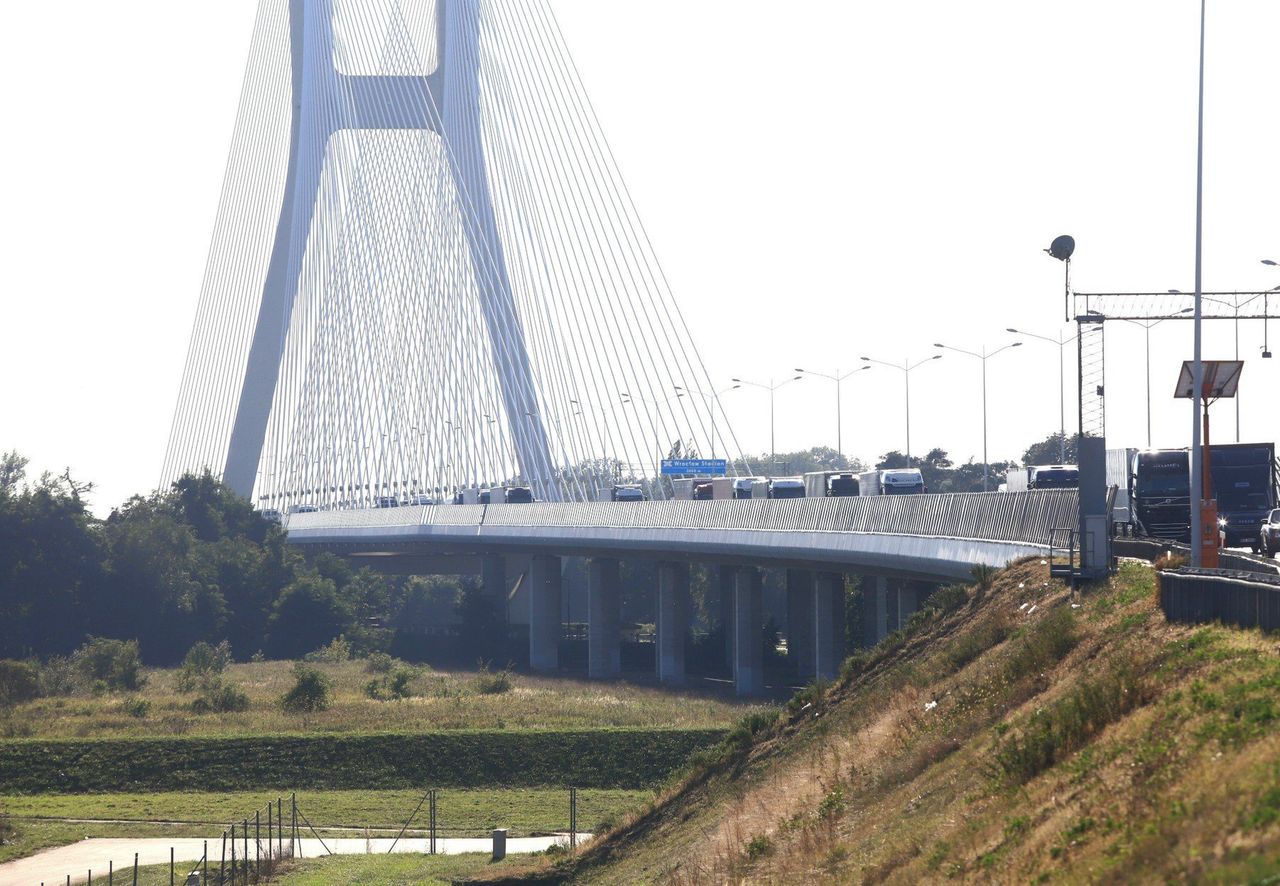 Ogromny korek na Autostradowej Obwodnicy Wrocławia. Na AOW drogowcy naprawiają nawierzchnię jezdni