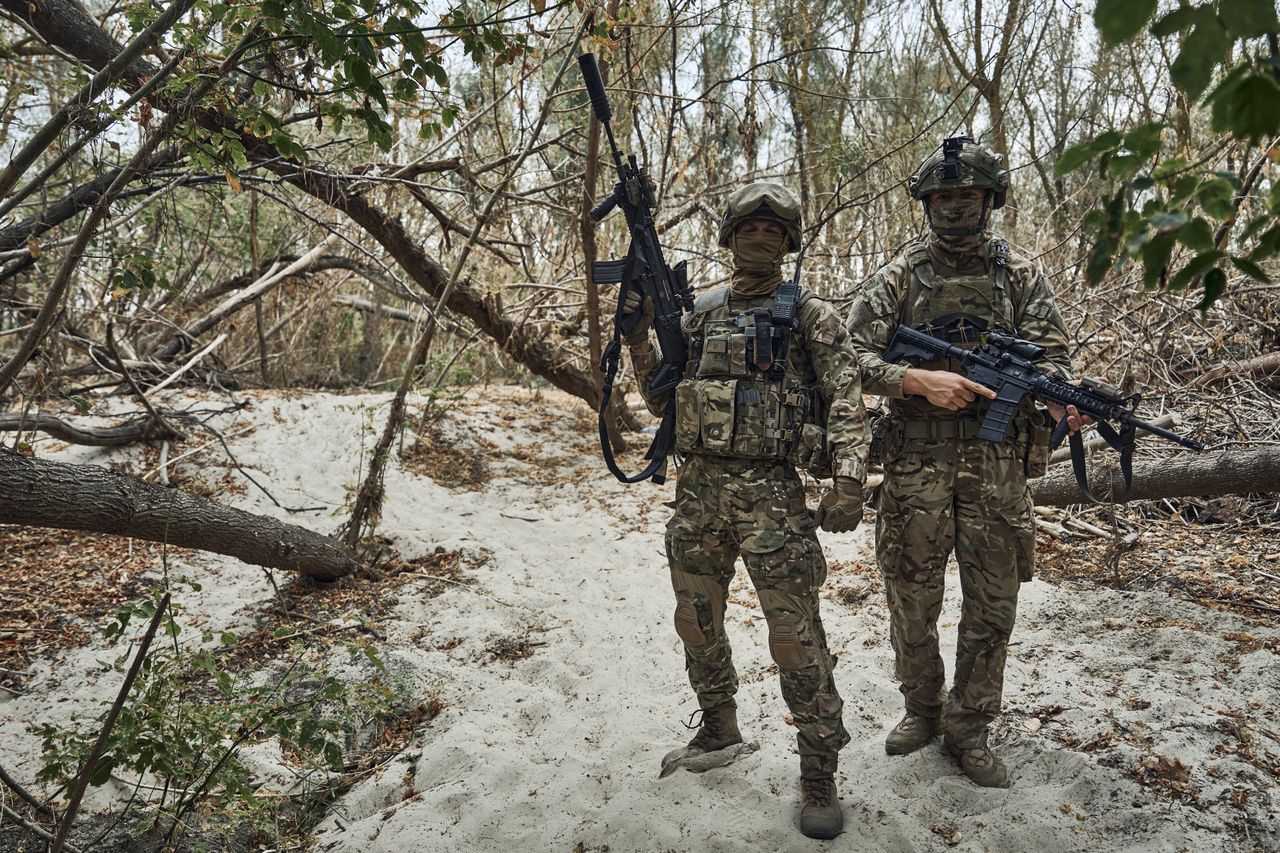 Ukrainian soldiers on the eastern side of the Dnieper