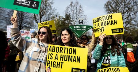 USA. W siedmiu stanach przegłosowano prawo do aborcji