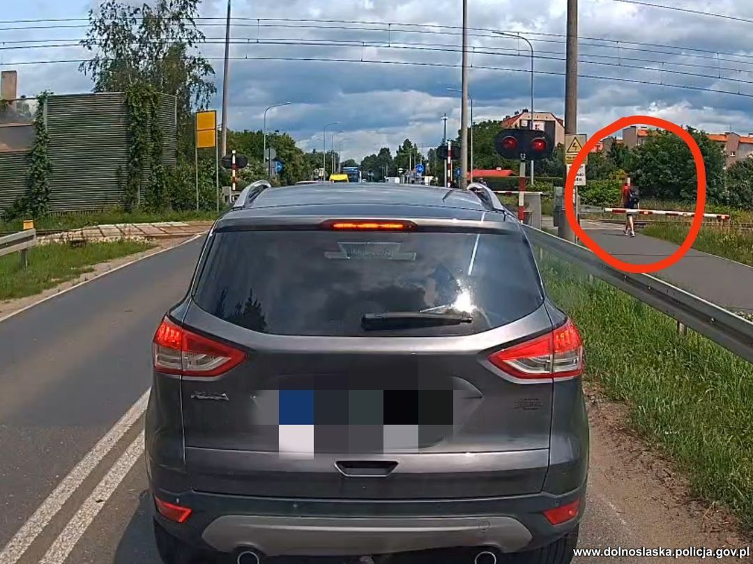 Pieszy w słuchawkach zignorował czerwone światło i zamknięte rogatki. Centymetry dzieliły go od tragedii