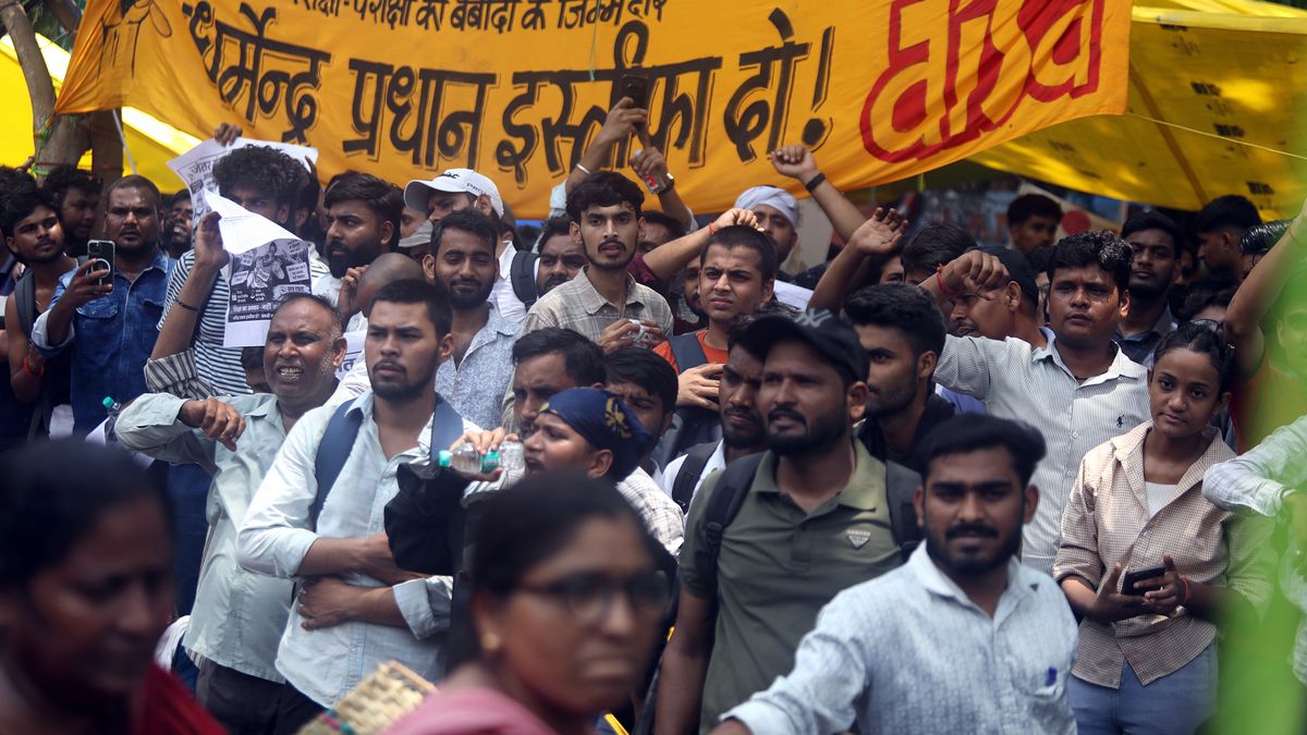 Supporters of India's Cockroach Janta Party (CJP) take part in a demonstration at the Jantar Mantar protest site, in New Delhi, India, 22 July 2026. Demonstrators from the youth-led satirical political movement are continuing their protest calling for the resignation of the country's education minister and education reforms despite the recent crackdown and heavy rains. EPA/VIJAY PANDEY Dostawca: PAP/EPA.