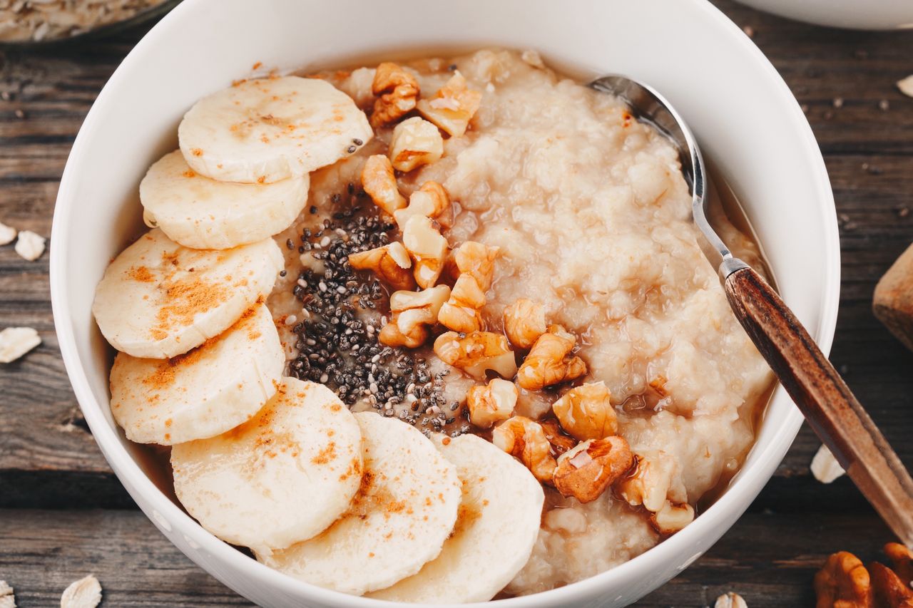 Znudziła ci się owsianka? Ta orzechowa alternatywa odmieni twoje poranki