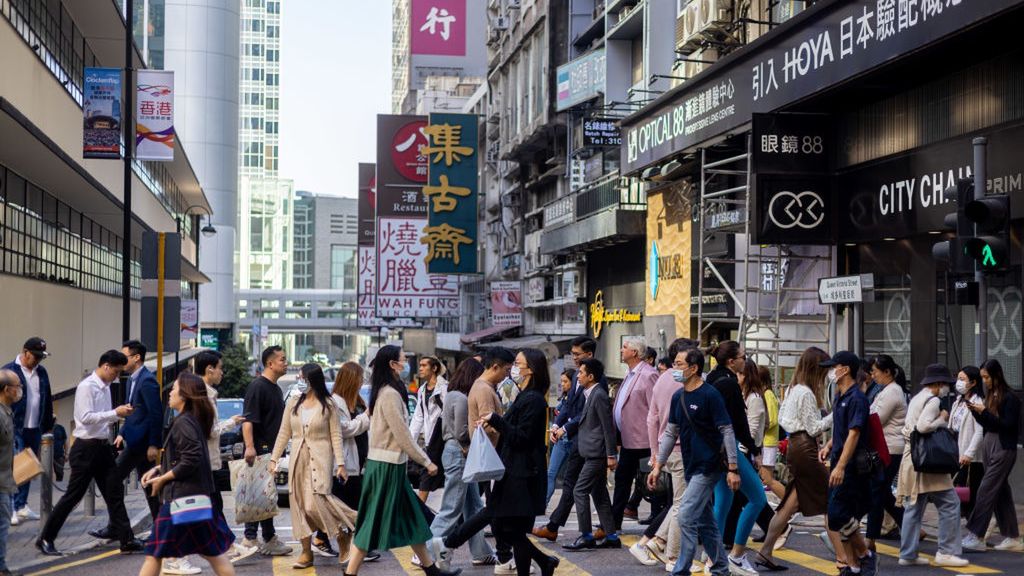Hong Kong's Financial District as Deals Disappear
Bloomberg
urban scene, east asian, cbd, person, central business district, buildings, pedestrians, industries, finance, financial, business news