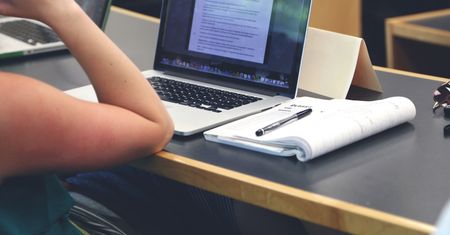 Pragniesz odkryć coś nowego? Wybieraj spośród darmowych internetowych kursów: jogi, fotografii, programowania i wielu innych