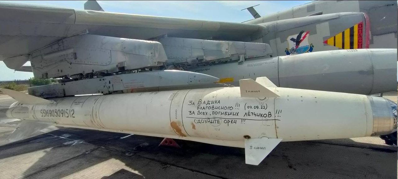 Pocisk Ch-25MŁ podwieszony pod ukraińskiego Su-25.