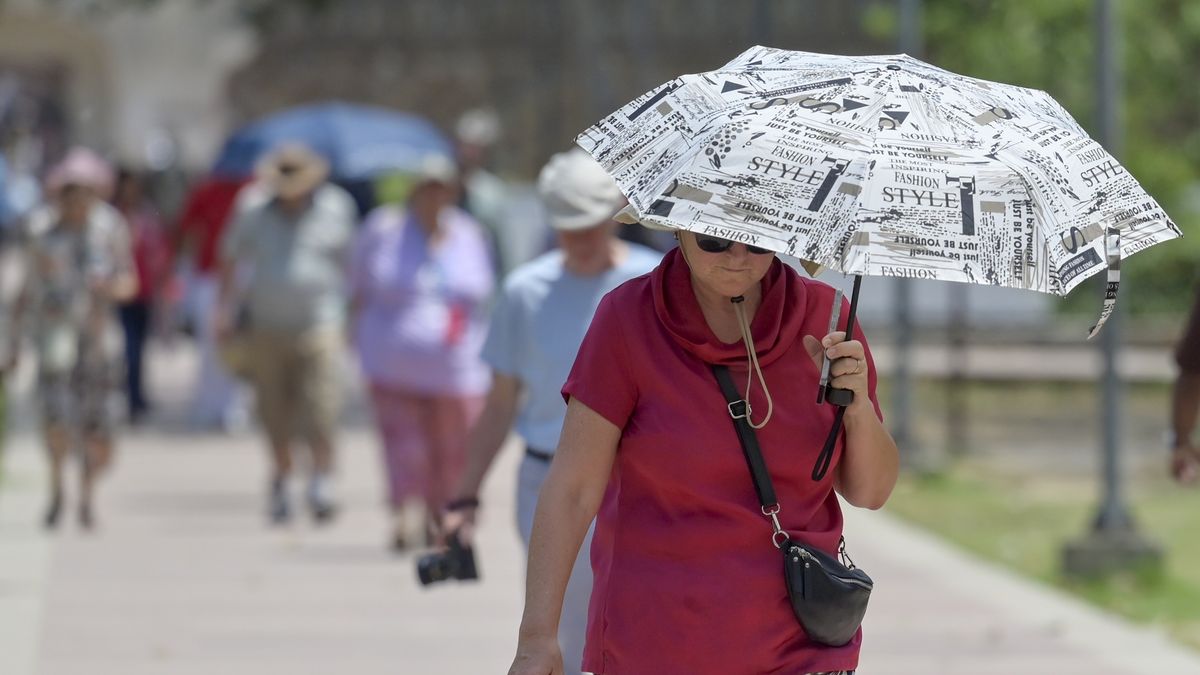 NEW DELHI, INDIA - APRIL 21: Visitors are seen protecting themselves from the sun on a hot summer day outside Humayun's Tomb on April 21, 2026 in New Delhi, India. Delhi is currently experiencing extreme heat with maximum temperatures reaching 40 degree celcius. The India Meteorological Department (IMD) has issued a Heat Wave Alert for the region as the city enters a prolonged period of intense temperatures.(Photo by Raj K Raj/Hindustan Times via Getty Images)