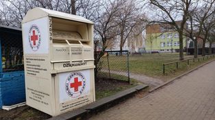 Pojemniki PCK znikają z ulic, koniec zbiórki odzieży używanej. Także we Wrocławiu