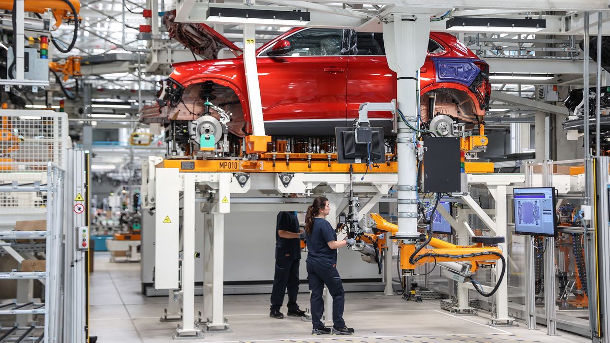 Materiały katodowe znajdują zastosowanie między innymi w akumulatorach do pojazdów elektrycznych - zdjęcie ilustracyjne