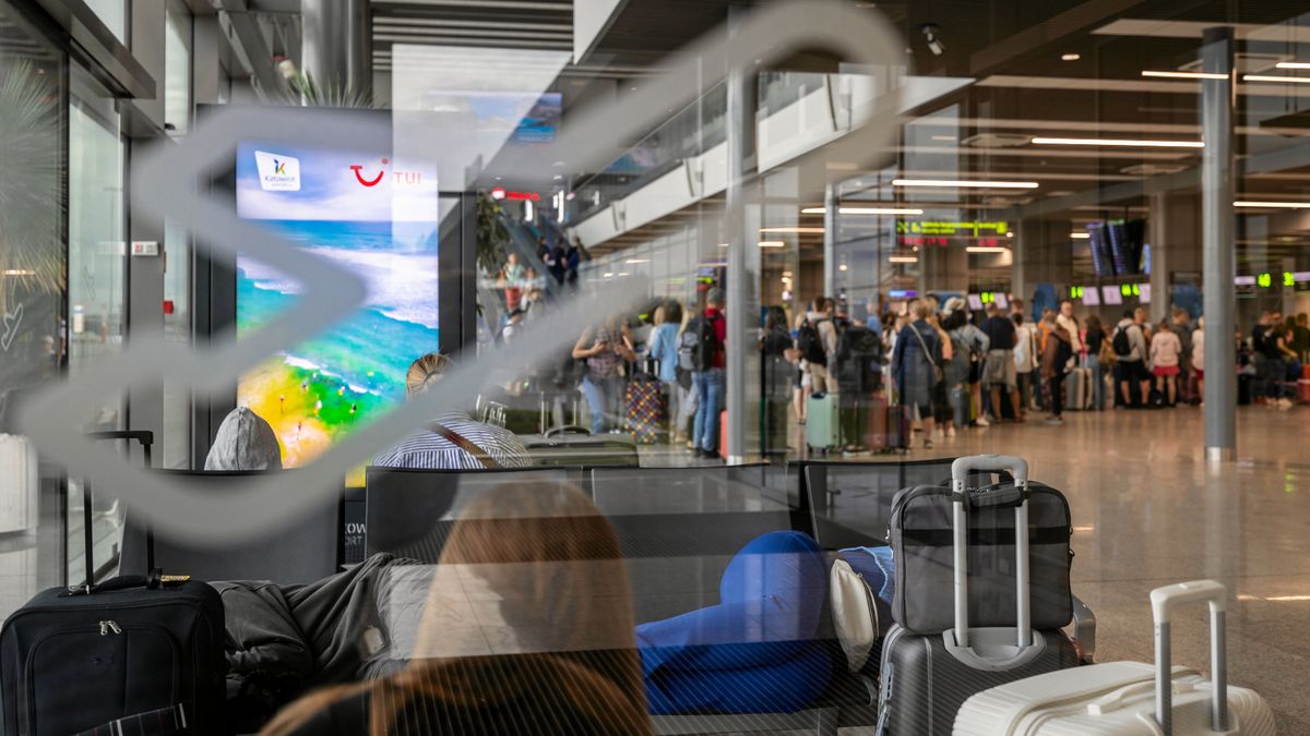 Opóźnione i odwołane loty potrafią zepsuć wakacje. Zdjęcie ilustracyjne