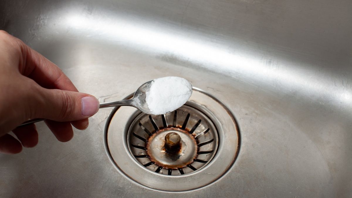 Moja mama odtyka zlew w dwie minuty. Zamiast sklepowej chemii wsypuje 2 łyżki do odpływu