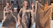 Aryna Sabalenka wymachuje rakietą w szarym ponczo Gucci. Wymarzona ambasadorka marki? (WIDEO)
