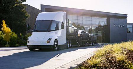 Tesla Cybertruck (w końcu) trafi do klientów. Wiemy kiedy