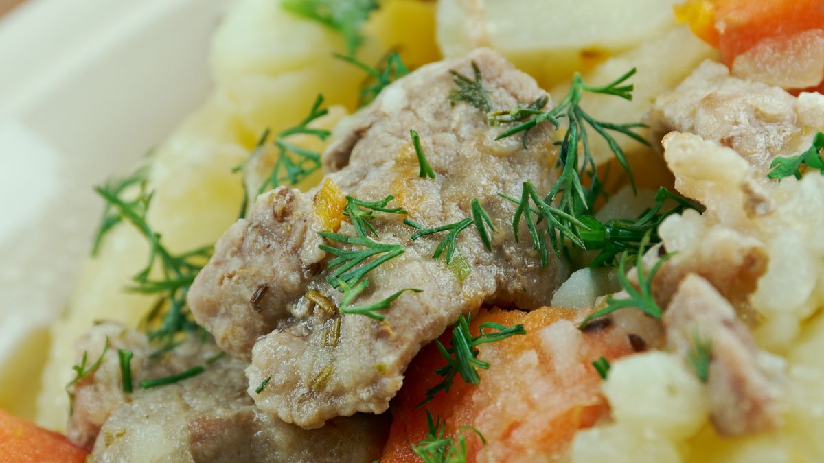 Gulasz Bismarcka powstaje z trzech różnych mięs