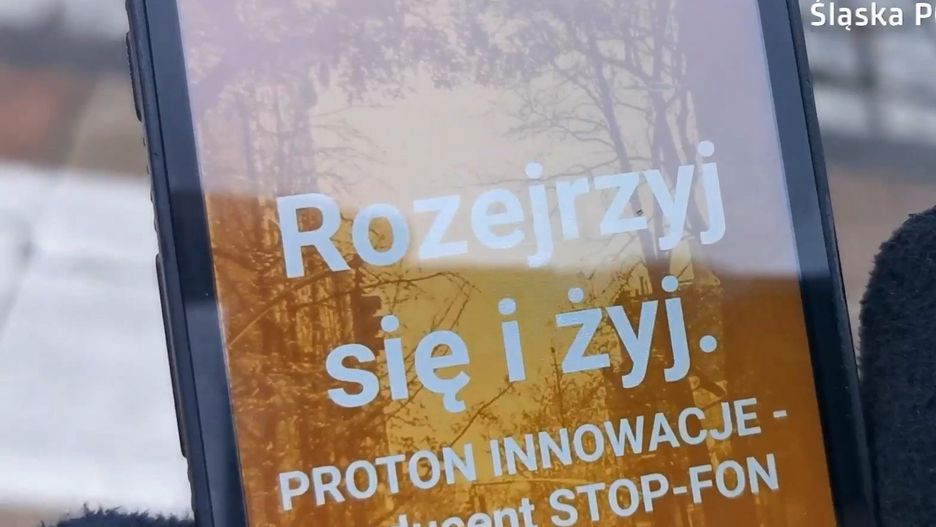Śląsk. Aplikacja "Rozejrzyj się i żyj" ma na celu ostrzec zapatrzonego w telefon przechodzącego na przejściu dla pieszych.