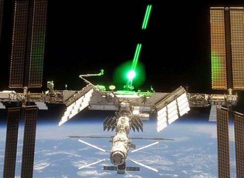 Lasery w dłoń, kosmiczny złom zagroził Międzynarodowej Stacji Kosmicznej.