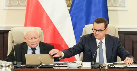 "Starym" ministrom nie opłaca się wchodzić do nowego rządu PiS. Stracą wysokie odprawy