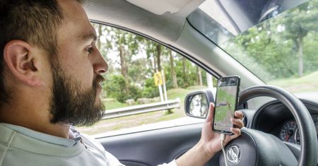Smartfony i ekrany w autach. Problem, który można rozwiązać inaczej [OPINIA]