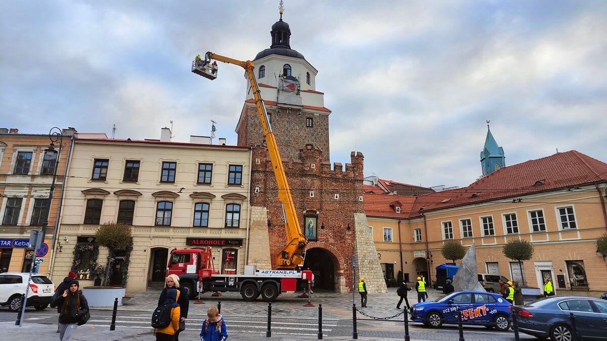 Nowe zegary na Bramie Krakowskiej