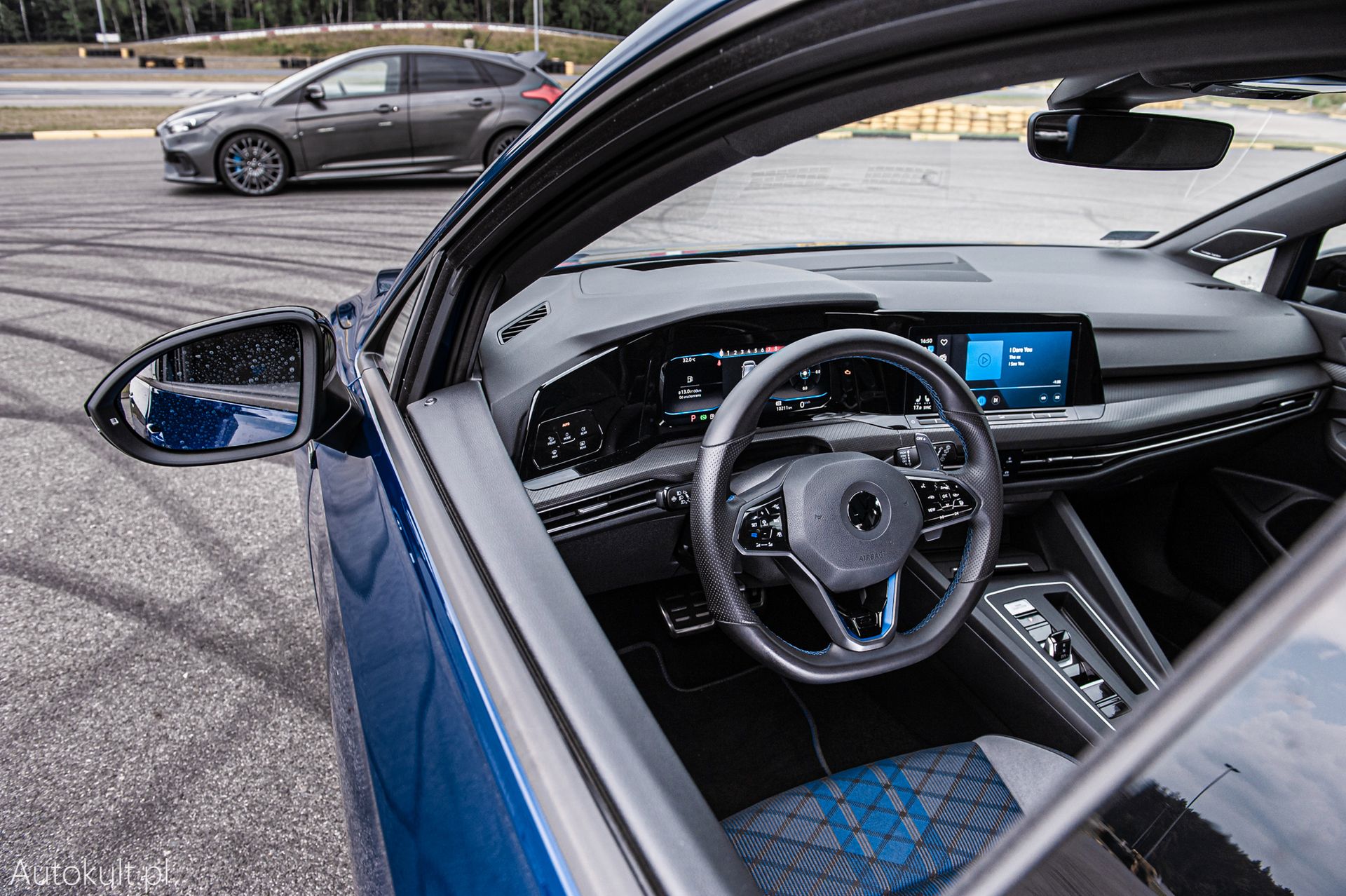 Volkswagen Golf R (2022) vs Ford Focus RS (2017)