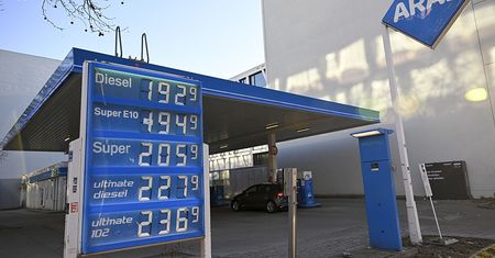 Niemcy tankują taniej w Polsce. Celnicy biorą na cel kierowców