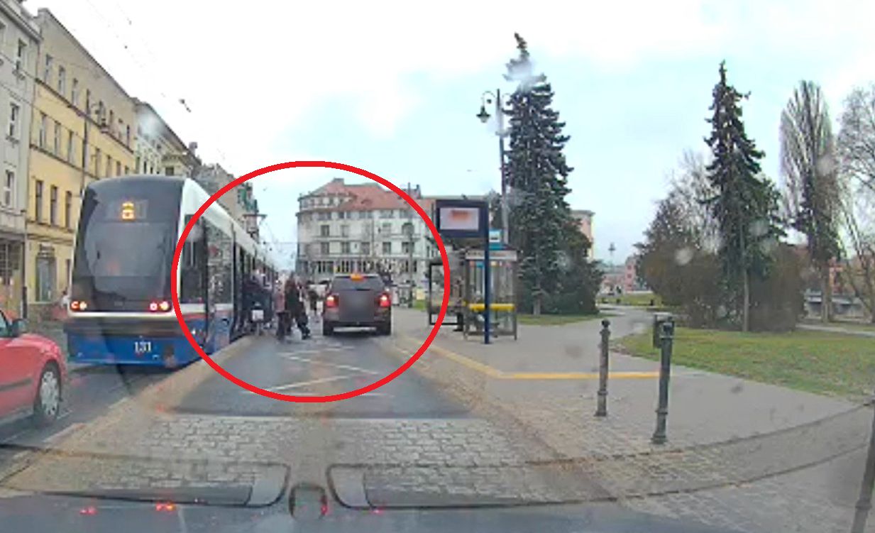 Nagranie od razu trafiło na policję. Kierowcy grozi 30 tys. zł kary