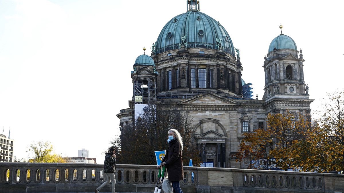 BERLIN, GERMANY - NOVEMBER 05: A woman riding a scooter wears a mask as a preventive measure against coronavirus (Covid-19) pandemic, in Berlin where the number of daily cases has increased significantly in the last 15 days, on November 05, 2020 in Germany . It is obligatory to wear mask in public touristic areas and in some crowded streets. (Photo by Abdulhamid Hosbas/Anadolu Agency via Getty Images)