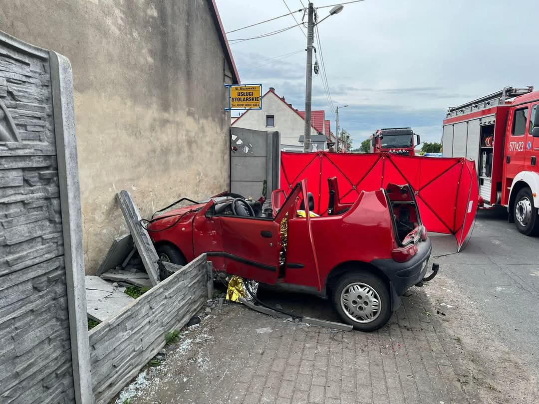 Strażacy rozcięli samochód. Kierowca uwięziony w aucie w Starym Sielcu w powiecie rawickim trafił do szpitala