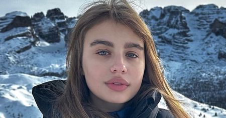 Oliwia Bieniuk zapozowała na tle włoskich gór. Internautka porównała jej brwi do KRZAKÓW. Młoda celebrytka ODPOWIEDZIAŁA (FOTO)